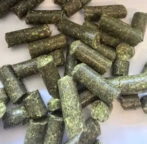 Витаминно-травяная мука люцерна   Цена 650 руб/ 30 кг  250кг / 10 кг   оптом бигбег 14 руб / кг   Гранулированная люцерна используется в сельском хозяйстве как корм для скота и других животных 1. Она представляет собой сжатую форму корма в виде гранул или пеллет 1.  Некоторые цели использования гранул люцерны:  снизить количество крахмала, повысить количество и качество белка в рационе 2; нарастить мышечную массу, вернуть в форму после болезни, недокорма и высоких нагрузок 2; обогатить рацион каротином и ка