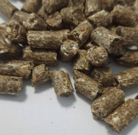 витаминно-травяная мука (люцерна), ячмень, овес, шрот подсолнечный, отруби пшеничные, мел, соль, лизин, метионин, треонин, премикс, монокальцийфосфат.